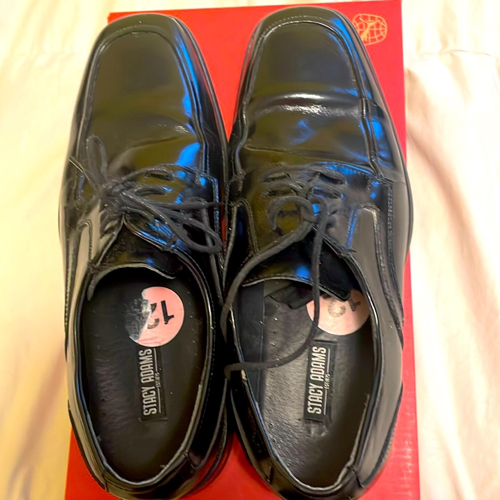 Men’s dress shoes in black Size 12. Great condition.